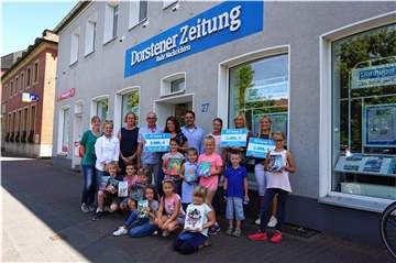 Die Gewinner der Lensing Media Hilfswerk-Ausschüttung 2019 nahmen ihre Schecks von Redaktionsleiter Stefan Diebäcker entgegen.