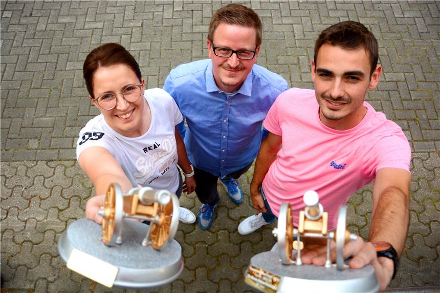 Torjäger Vera Hackenfort und Maximilian Hinkelmann brechen ihre eigenen Rekorde Die Gewinner des Torjägerpokals: Vera Hackenfort vom SuS Legden und Maximilian Hinkelmann von Eintracht Ahaus erhielten ihre Trophäen von Sportredakteur Sascha Keirat.