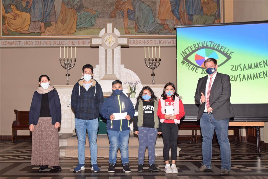 Schwestern gewinnen mit Kochvideo „Dinner for Friends“-Wettbewerb Die Gewinner (von l.) Mutter und Sohn Yousuf Saado, Omar Abbaszade, Nurjan und Parvana Sayidli und der designierte Bürgermeister Andreas Stegemann (CDU).