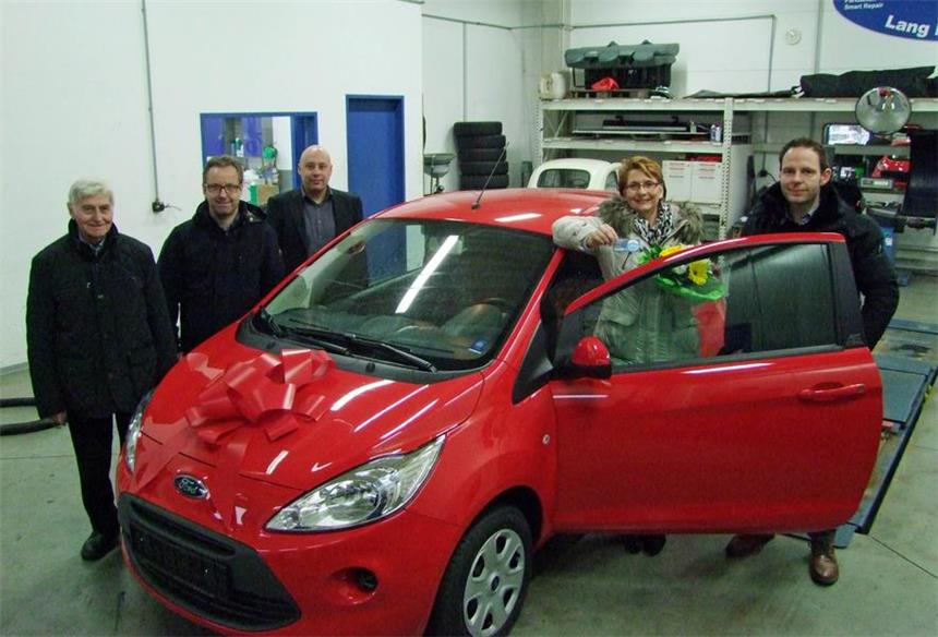 Die Gewinnerin Manuela Vogel mit ihrem Hauptpreis, dem Ford Ka. 