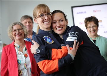 Die Gewinnerinnen des Wettbewerbs «Die Astronautin» Insa Thiele-Eich (vorne l) und Nicola Baumann. Bis 2020 sollen die beiden Frauen fit für einen Flug zur ISS gemacht werden. 