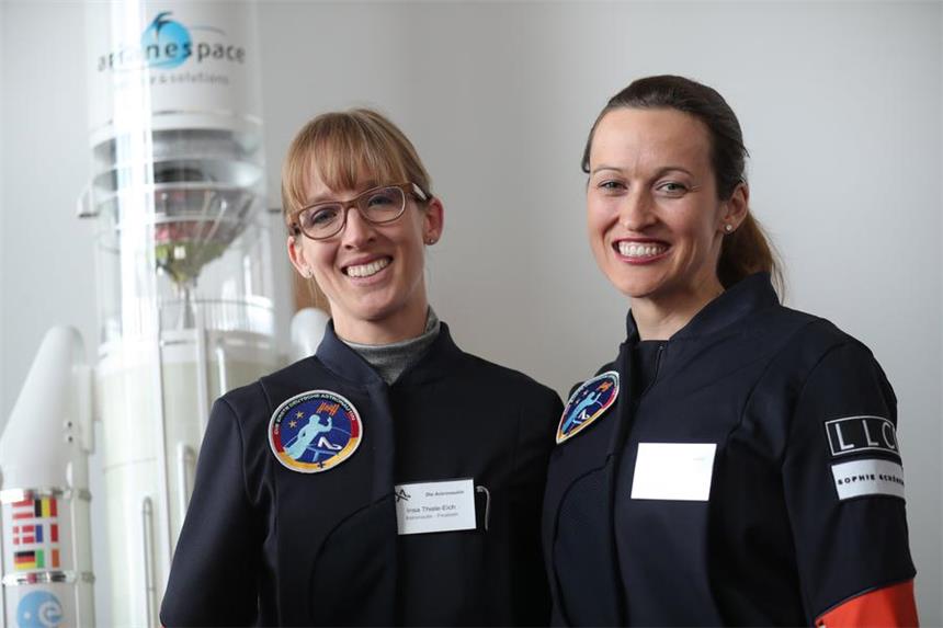 Über Frauen und Schokolade im Weltraum Die Gewinnerinnen des Wettbewerbs "Die Astronautin" Insa Thiele-Eich (l) und Nicole Baumann werden am 19.04.2017 in Berlin bekanntgegeben. Bis 2020 sollen die beiden Frauen fit für einen Flug zur ISS gemacht werden.