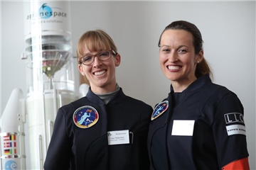 Die Gewinnerinnen des Wettbewerbs "Die Astronautin" Insa Thiele-Eich (l) und Nicole Baumann werden am 19.04.2017 in Berlin bekanntgegeben. Bis 2020 sollen die beiden Frauen fit für einen Flug zur ISS gemacht werden.