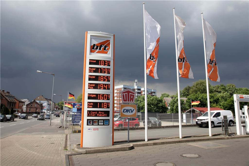 Tankstellen in Lünen erleben Ansturm wie im Sommerschlussverkauf Die Gewitter-Wolken am Himmel standen im krassen Kontrast zur Laune vieler Tankstellen-Kunden: Der Spritpreis-Rabatt freute nämlich schon am 1. Juni, dem ersten Tag, viele Autofahrer.