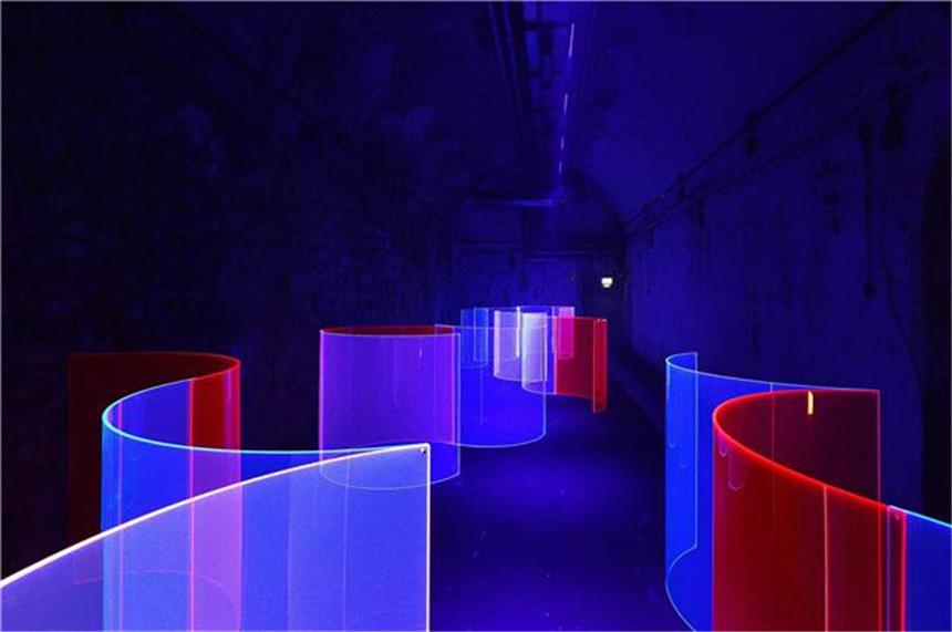 Reise in die Dunkelheit Die gewölbten Plexiglasscheiben von Regine Schumann leuchten im Lichtkunstmuseum Unna im Schwarzlicht. Frank Finken