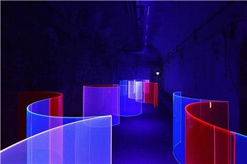 Die gewölbten Plexiglasscheiben von Regine Schumann leuchten im Lichtkunstmuseum Unna im Schwarzlicht. Frank Finken