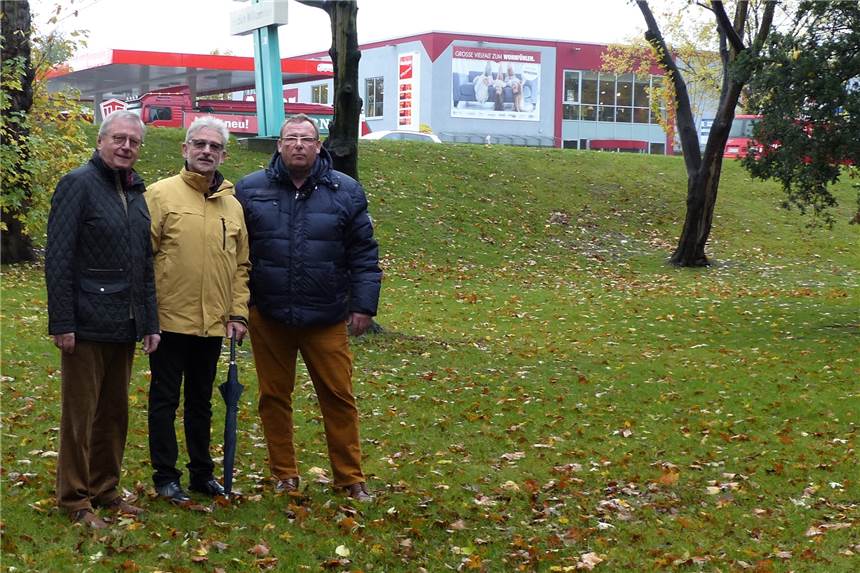 Parkplatz-Ärger an der Rundsporthalle: GFL schlägt Platz für Autos an Kamener Straße vor Die GFL-Ratsherren Hans-Peter Bludau, Helmut Rosenkranz und Andreas Mildner (v.l.) haben sich vor Ort nach einer Lösung umgesehen.