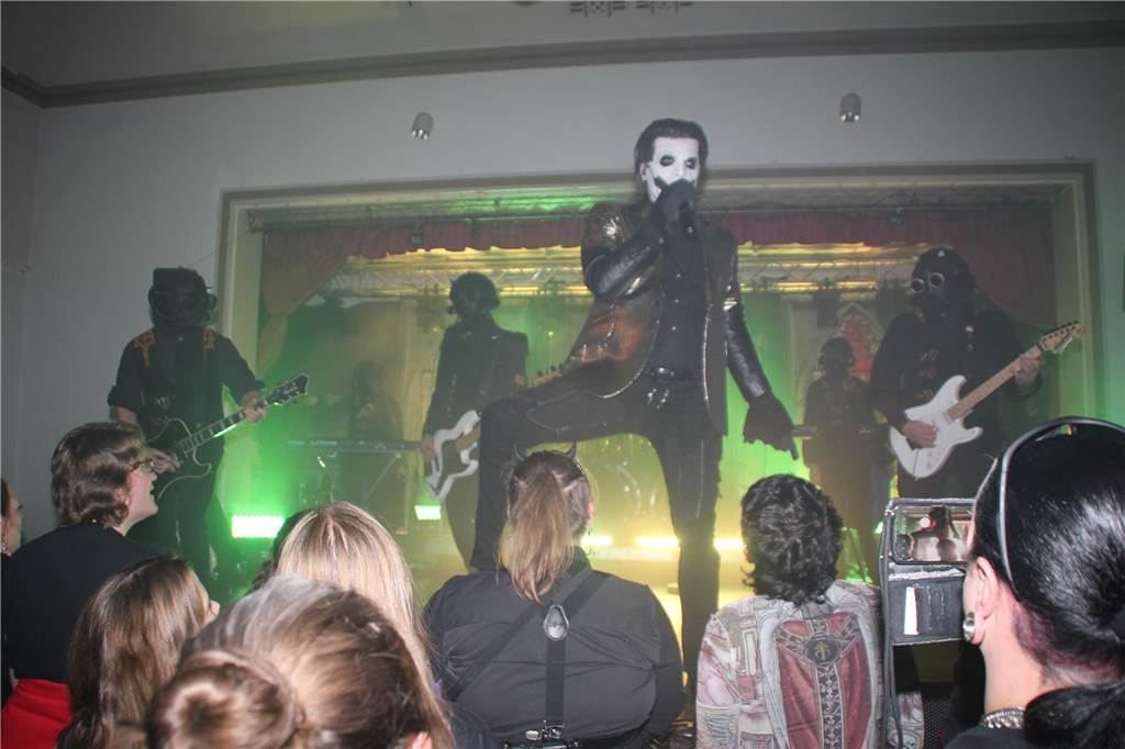 Die Ghost-Coverband lieferte eine Show der Extraklasse ab in Brambauer und erwies sich zu Recht Headliner bei der ersten Brambauer X-Mas Rock Night.
