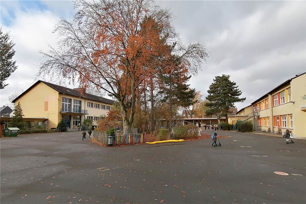 Hausmeisterproblem an Gilden-Grundschule: Eltern schreiben an den OB Der Schulhof der Gilden-Grundschule in Huckarde.