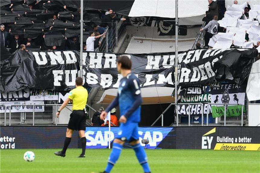 Hass-Plakat und Schmäh-Gesänge: Hopp stellt Strafanzeige Die Gladbacher Fans hatten Hoffenheims Mäzen Dietmar Hopp verunglimpft. Foto: Uwe Anspach