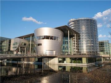 Die Gläserne Manufaktur von Volkswagen in Dresden. Foto: Sebastian Kahnert