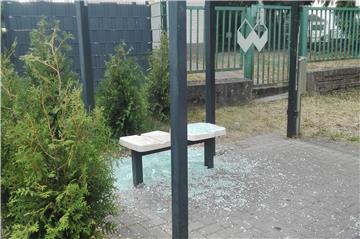 Die Glasscheibe dieser Haltestelle wurde in der Nacht zu Dienstag zerschlagen – einer von mehreren Vandalismusfällen in Unna. Foto: Privat