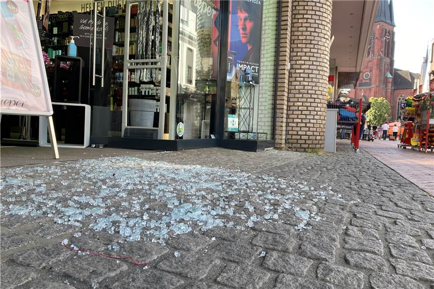 Einbruch in Parfümerie in Haltern: Polizei bittet um Hinweise Die Glassplitter zeugen von dem Einbruch in das Parfümeriegeschäft. Die Eingangstür wurde zerstört.