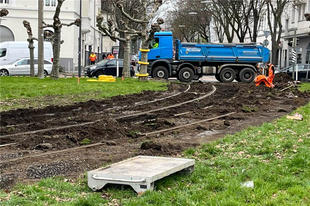 Borsigplatz ist kein Kreisverkehr mehr! Lange Staus sind die Folge Die Gleise auf dem Borsigplatz werden erneuert, hier ein Blick Richtung Nordosten zur Oesterholzstraße
