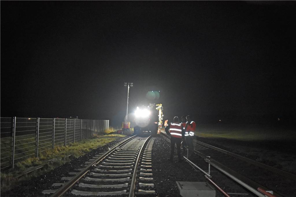 Mit Video und vielen Fotos: Echtes Schwergewicht auf dem Weg nach Asbeck Bevor der reguläre Berufsverkehr beginnt, legen die Mitarbeiter der deutschen Bahn die Gleise wieder zurück auf die reguläre Bahnstrecke.
