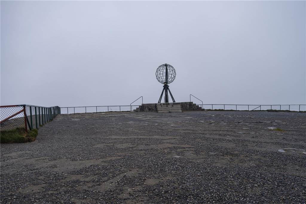 Skandinavien-Rundreise von Bert Groer aus Schwerte führt zum Nordkap Weltkugel-Skulptur am Nordkap
