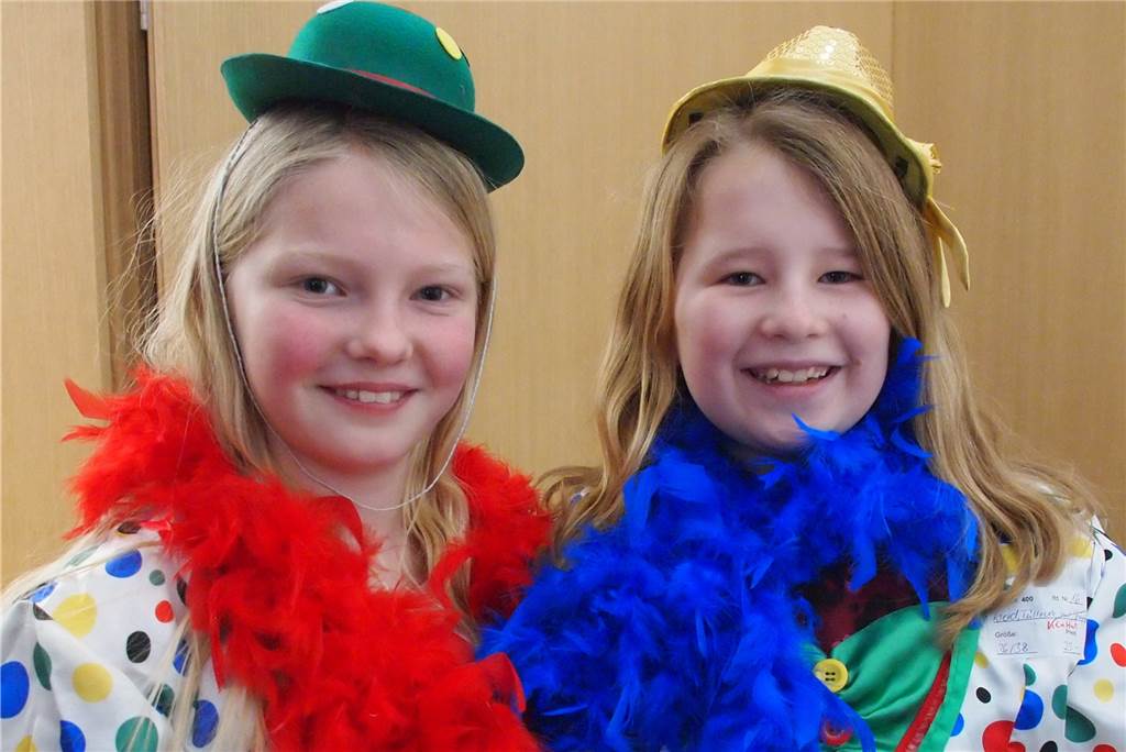 Spiderman, Clown oder Prinzessin: Kostüme finden in Stadtlohn ein zweites Zuhause Die glücklichen Clowns Jette und Miriam