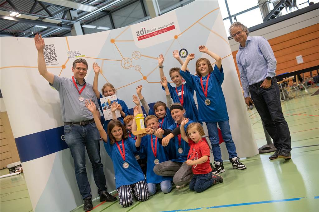 Technikbegeisterte von-Galen-Schüler sind spitze in NRW – nicht zum ersten Mal Die glücklichen Gewinner: Platz 1 in der Kategorie Robot-Game in der Altersklasse Grundschulen ging an das Team „Eight-Galen-Bots“ von der von-Galen-Schule Oeding. Für das Team war dies bereits der vierte Erfolg.