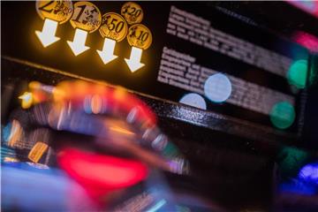 Die Glücksspielbranche ist nervös - schon 20 Prozent des Marktes ist in den unregulierten Bereich abgewandert. Zocken im Internet und Café-Casinos nehmen rasant zu. Foto: Rolf Vennenbernd