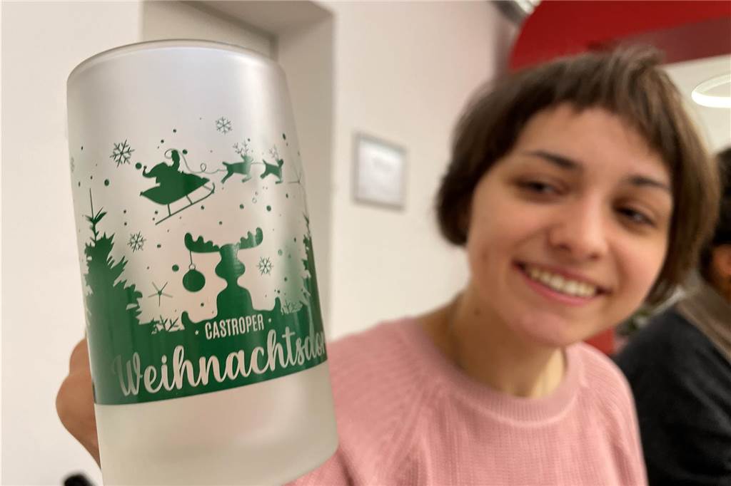Alles, was man zum Castroper Weihnachtsdorf wissen muss Die Glühwein-Tasse zum Castroper Weihnachtsdorf: Eine Füllung kostet 3,50 Euro. Für das Glas wird dazu noch ein Pfand fällig.