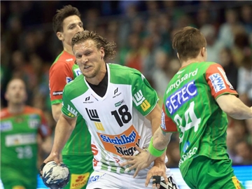 Die Göppinger um Lars Kaufmann (M) treffen im Halbfinale auf Magdeburg. Foto: Jens Wolf