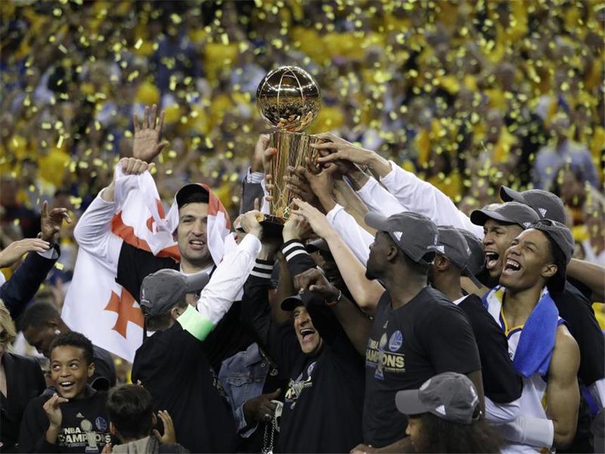 Durant und Curry führen Golden State zum Titel Die Golden State Warriors feiern den Gewinn der NBA-Meisterschaft.