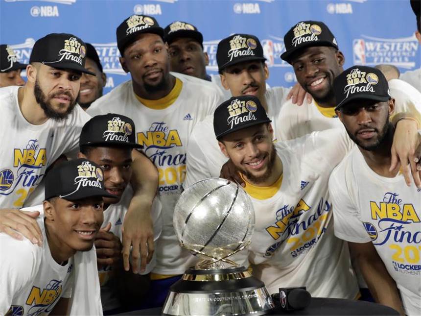 4:0-Serie gegen die Spurs - Warriors im Finale der NBA-Playoffs Die Golden State Warriors feiern den NBA-Finaleinzug mit der Trophäe für den Sieg in der Western Conference. Foto: Eric Gay