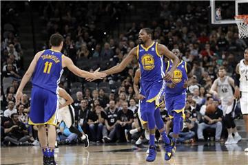 Die Golden State Warriors um Superstar Kevin Durant (M.) gewannen auch das dritte Spiel gegen die Spurs. Foto: Eric Gay/AP