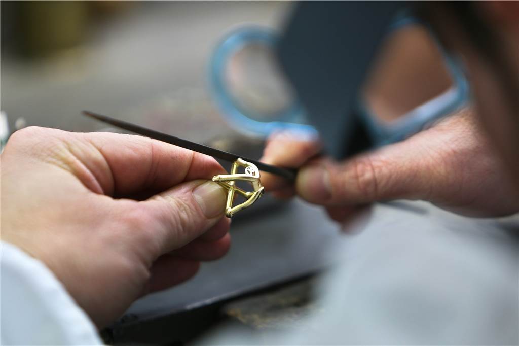 Wie der Juwelier Rüschenbeck zu einem der größten Schmuckhändler Europas wurde Die Goldschmiede bei Rüschenbeck arbeiten mit den wertvollsten Materialien.
