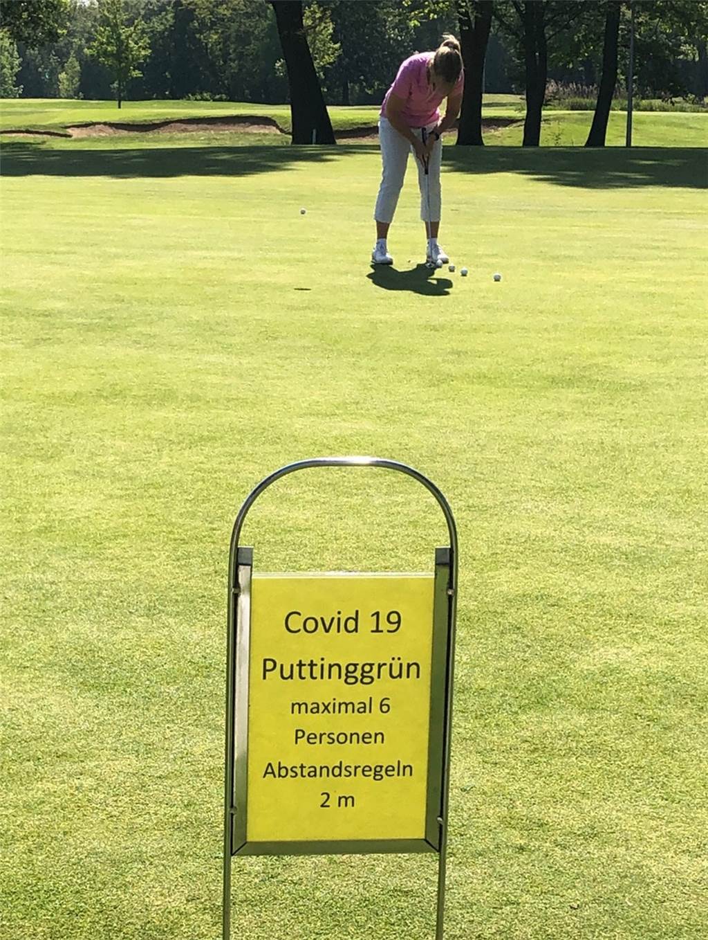 Andrang beim Golfclub Nordkirchen nach Spontan-Öffnung Die Golfer müssen sich an Abstandsregeln halten.