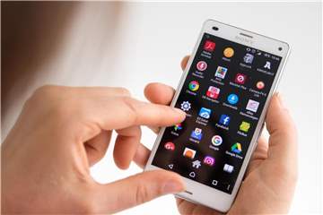 Die Google-Synchronisierung von Fotos lässt sich nicht unter den Einstellungen des Android-Geräts deaktivieren. Anwender müssen dafür die Einstellungen der Google-App Fotos aufrufen. Foto: Andrea Warnecke/dpa-tmn