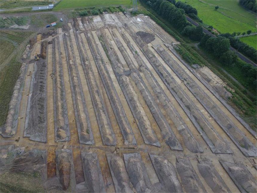 Historische Lagerstätten unter Amazon-Neubau Die Grabungsfläche im Luftbild.