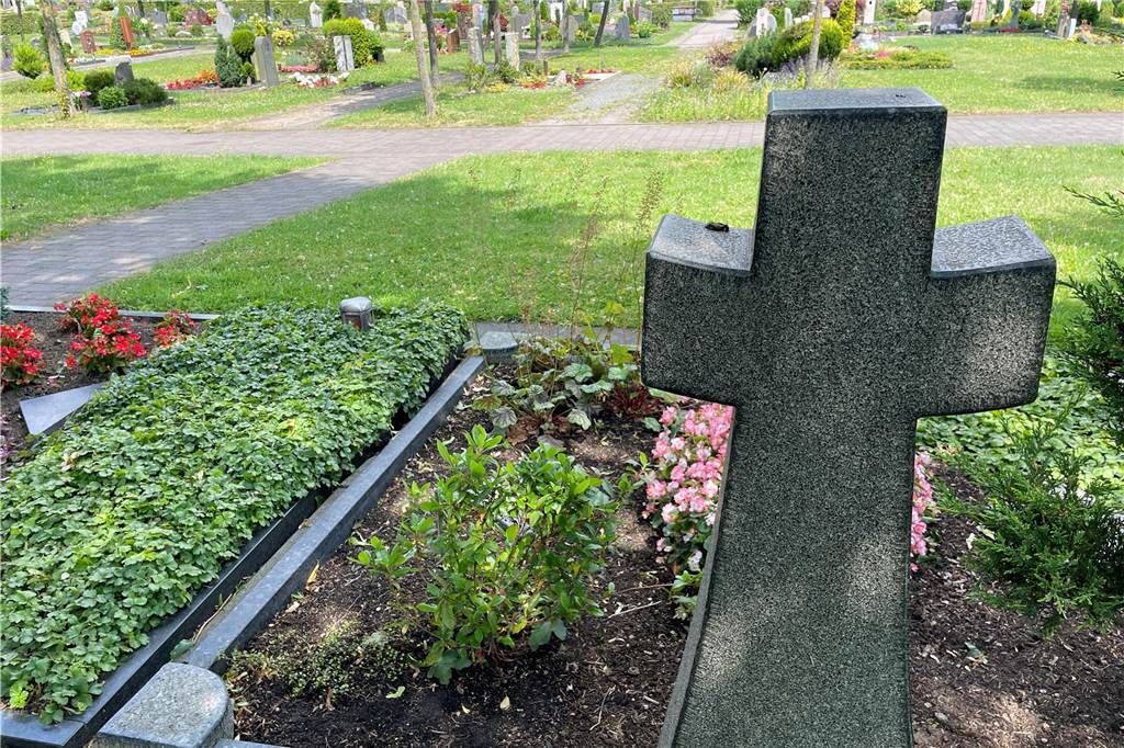 Vandalismus an mehreren Gräbern in Herbern: Polizei rät zur Anzeige Herberner Friedhof im Juni 2023