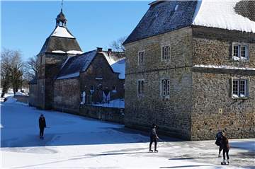 Die Gräfte am Schloss Westerwinkel sind am Samstag (13. Februar) zugefroren. Einige nutzten die Gelegenheit zum Eislaufen und Eisstockschießen.