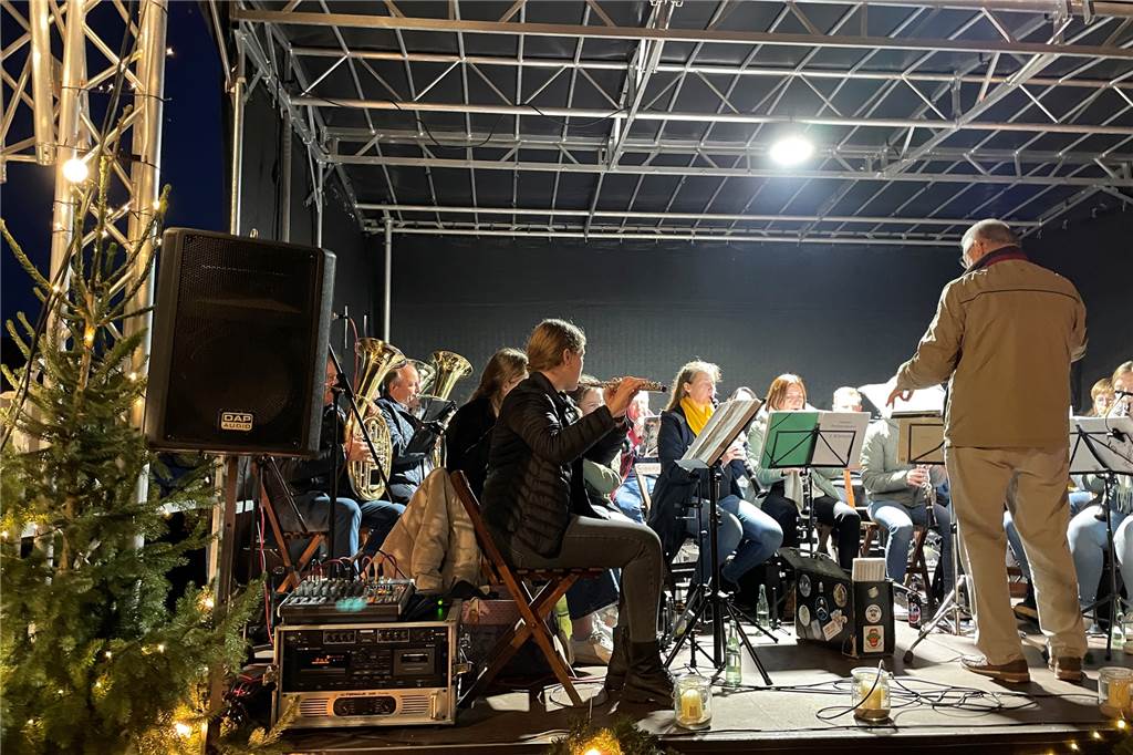 Gemütlich und Stimmungsvoll: Lichterfest der Vereine am Heimathaus in Graes Die Graeser Dorfmusikanten sorgen für weihnachtliche Stimmung auf dem Lichterfest der Vereine