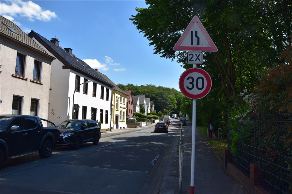 Kilometerlanger Transport von Erde ärgert Anwohner der Grävingholzstraße Die Grävingholzstraße vor Laudanskis Haus, wo die 30er Zone beginnt. Hier fahren auch die Lkw zum Parkplatz und dem Ikea-Lager entlang.