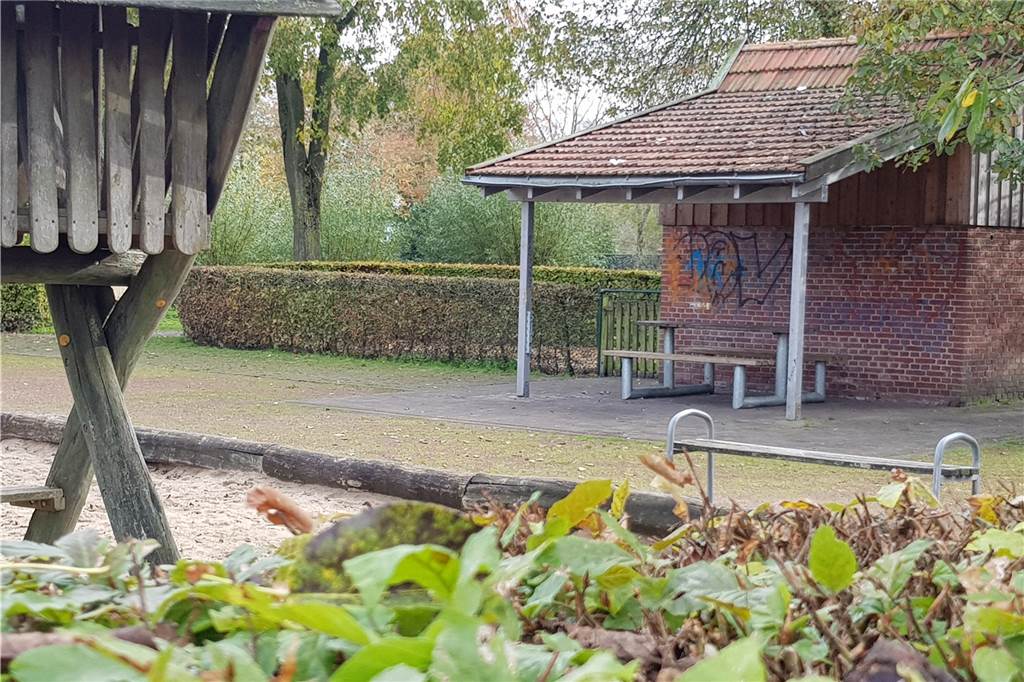 Unbekannte verwüsten Spielplatz im Stiegenpark - Zerstörungen und Glasscherben im Sand Die Graffiti-Schmierereien am Unterstand in der Stiege werden vermutlich nicht vollständig entfernt werden können. Die sichtbar verbogene Dachrinne muss ebenfalls erneuert werden.