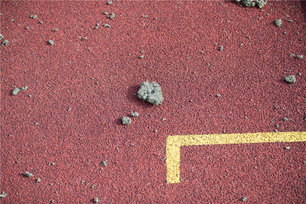 Lüner Vereine erhalten eine neue Verfüllung für ihre Kunstrasenplätze Die Granulat-Klumpen bleiben zwischen den Stollen der Fußballer kleben. Denen fehlt anschließend der Halt, wodurch das Verletzungsrisiko steigt.