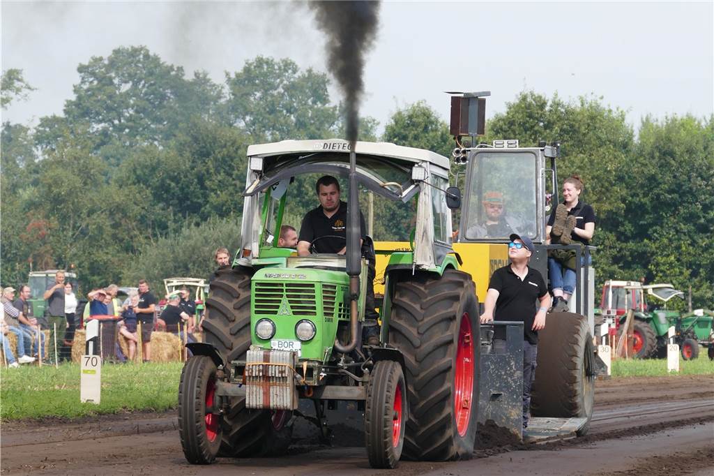 Die Grenzland-Oldies hatten zum Oldtimer-Treffen mit Trecker-Teck eingeladen. Rund 70 alte Fahrzeuge präsentierten sich zwei Tage den Besuchern. 
