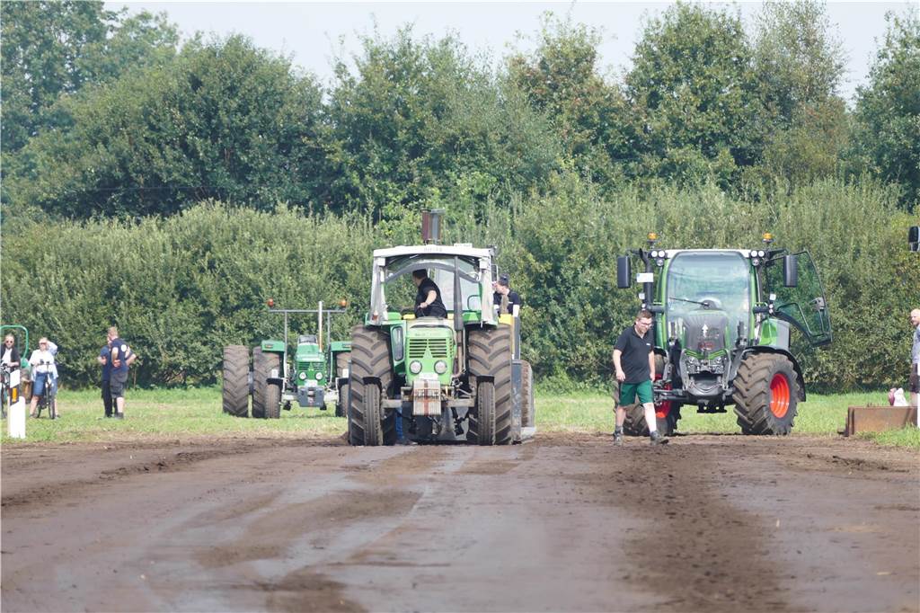 Die Grenzland-Oldies hatten zum Oldtimer-Treffen mit Trecker-Teck eingeladen. Rund 70 alte Fahrzeuge präsentierten sich zwei Tage den Besuchern. 