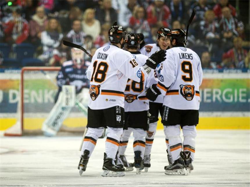 Wolfsburg und Augsburg praktisch in den DEL-Playoffs Die Grizzlys Wolfsburg gewannen 7:6 gegen die Fischtown Pinguins. Foto: Klaus-Dietmar Gabbert/Archiv