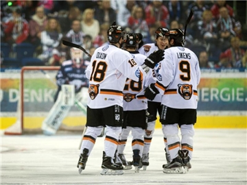 Die Grizzlys Wolfsburg gewannen 7:6 gegen die Fischtown Pinguins. Foto: Klaus-Dietmar Gabbert/Archiv