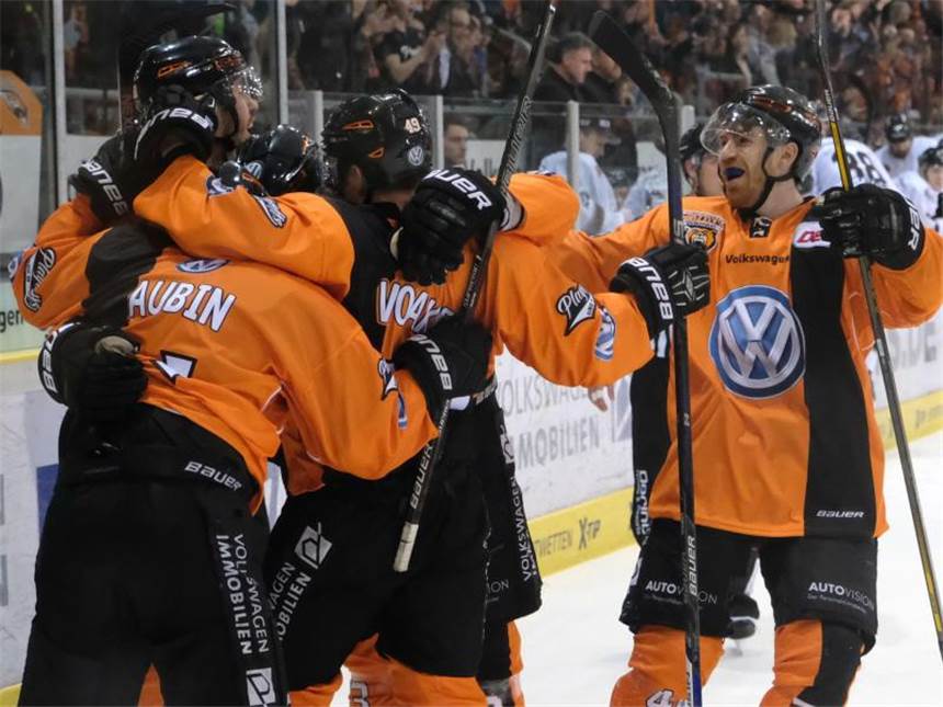 München und Wolfsburg gleichen Halbfinalserien aus Die Grizzlys Wolfsburg schlagen die Nürnberg Ice Tigers mit 5:3. Foto: Peter Steffen
