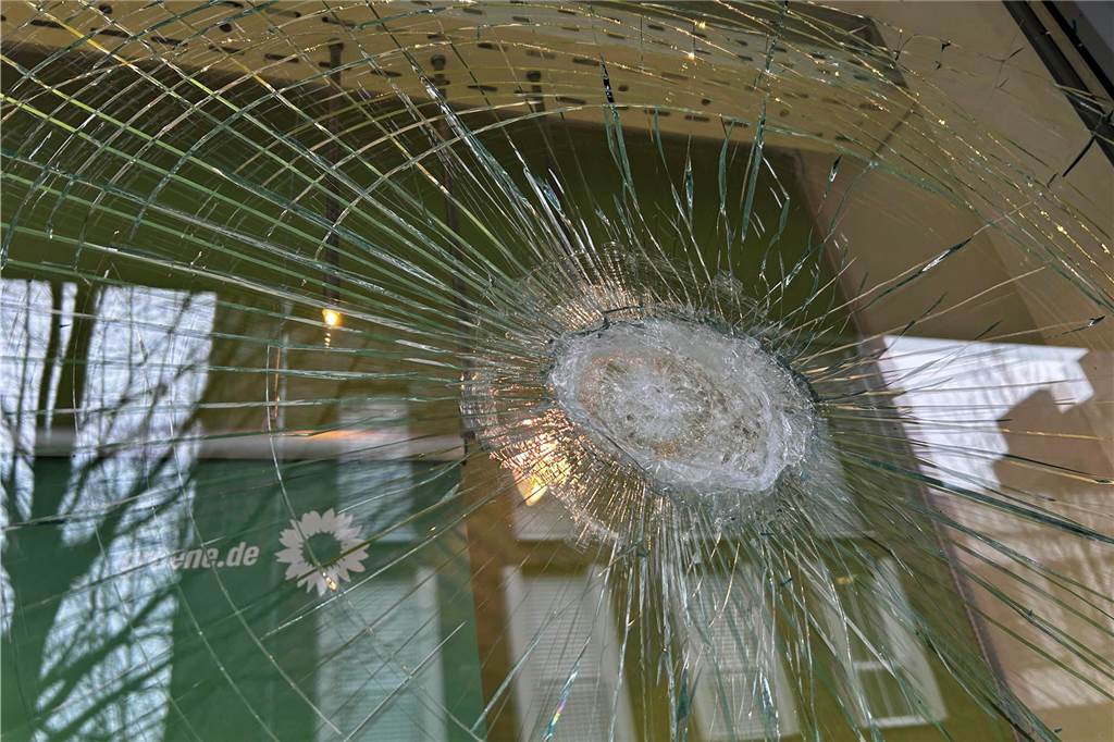 Grünen-Geschäftsstelle Ziel eines Angriffs: Zeugen beobachten vier Gestalten Ein großes Loch und Risse in der Fensterscheibe der Geschäftsstelle der Grünen.