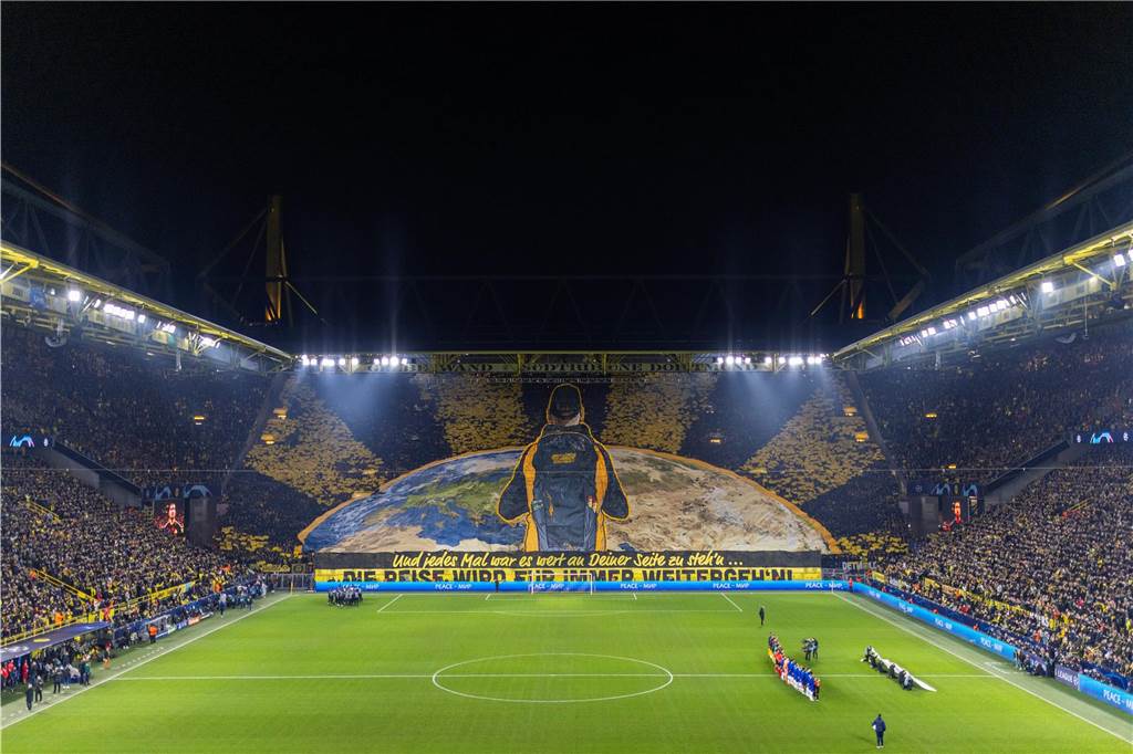 Die große Bühne der Königsklasse: Egal, wohin es geht, die Fans von Borussia Dortmund reisen mit. Eine beeindruckende Choreo, die der BVB mit einem 1:0-Erfolg gegen den FC Chelsea zu einem rundum gelungenen Abend vollendet. Im Rückspiel fliegen die Dortmunder aber aus der Champions League raus.