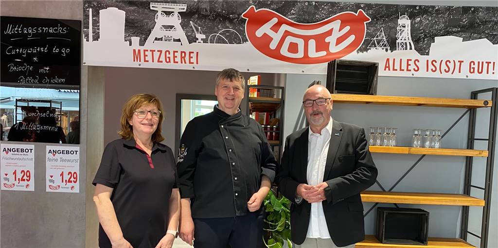 Fleischer-Familie eröffnete neue Metzgerei in der Castroper Fußgängerzone Jutta Holz, Detlef Holz, und der stellvertretende Bürgermeister Hans-Hugo Kurrek (von links nach rechts) in der neuen Filiale ihrer Metzgerei am Castrop-Rauxeler Markt in der Altstadt.