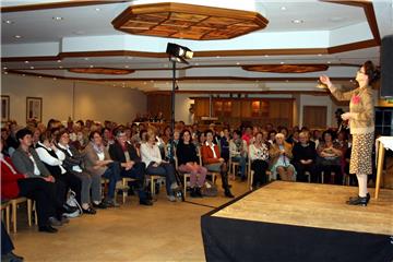 Die große Gemeinschaft der KFD-Frauen verfolgte den Auftritt von Frieda Braun im Lindensaal der Hermannshöhe.