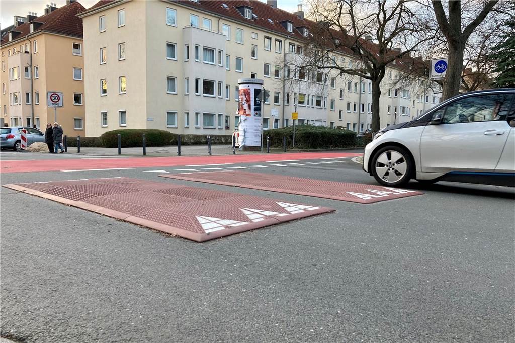 Schwerer Unfall wirft Fragen auf: Wie sicher sind Dortmunds Fahrradstraßen? Die Große Heimstraße im Kreuzviertel ist als Fahrradstraße auch farblich deutlich markiert. An der Einmündung Neuer Graben bremsen auch Aufpflasterungen den Autoverkehr.