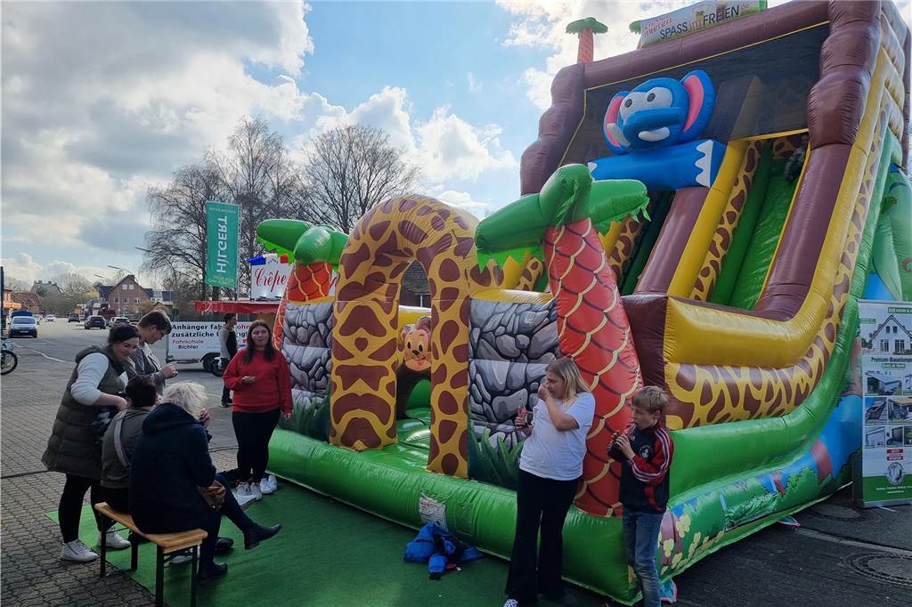 Hasensonntag: Frühlingswetter sorgt für volle Straß0en und Geschäfte Die große Hüpf-Rutsch-Burg vor Elektro Brügger und der Fahrschule Richter war für die Kinder natürlich ein echtes Highlight.