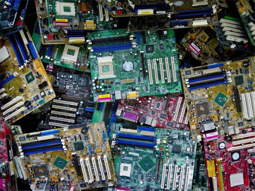 Rücknahmepflicht für Elektromüll kann kommen Die große Koalition will erreichen, dass weniger Elektromüll in der Abfalltonne landet. Foto: Marijan Murat